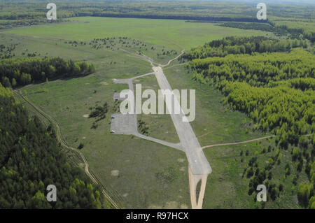 Vladimir regione, la Russia. 9 maggio 2013. Airfield Velikovo (Dobrograd) dall'aria Foto Stock