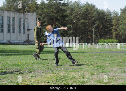 Fedulovo, Vladimir regione, la Russia. 19 maggio 2013. Centro di formazione per le truppe del serbatoio. Sport militare Zarnitsa gioco tra i bambini del club della città Foto Stock