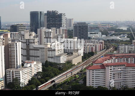 Vista aerea dello skyline del quartiere est di Jurong e con un treno di servizio pubblico SMRT in pista, Singapore Foto Stock
