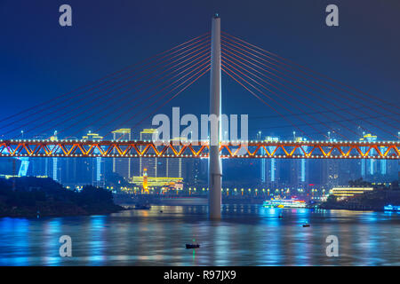 Vista di Qiansimen ponte sul fiume Jialing a Chongqing Foto Stock