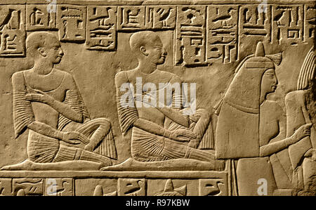 Ptahmes - Ptahmose sacrificio; godimestone Dimensioni: 110 x 129 x 20 cm (43 5/16 x 50 13/16 x 7 7/8 in.); c. 400 kg Periodo: Nuovo Impero; XIX dinastia; Ramses I.Egitto, egiziano. Foto Stock