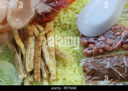 Nasi kuning. Indonesia cibo. Foto Stock