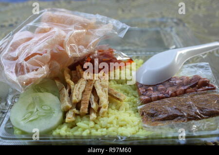 Nasi kuning. Indonesia cibo. Foto Stock