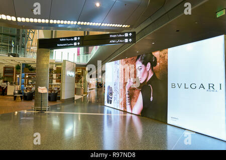 DOHA, QATAR - circa maggio, 2017: all'interno di Hamad Aeroporto Internazionale di Doha la capitale del Qatar. Foto Stock