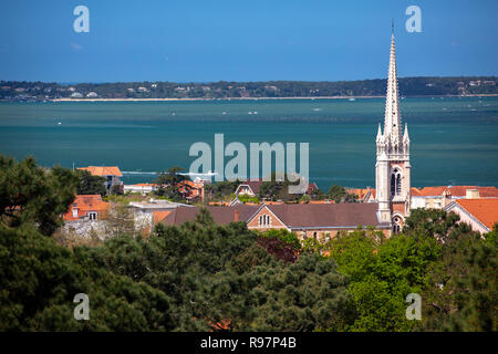 Vista aerea della Basilica di Notre Dame (Arcachon (33120), Gironde (33), Aquitaine, Francia). Bassin d'Arcachon. Foto Stock