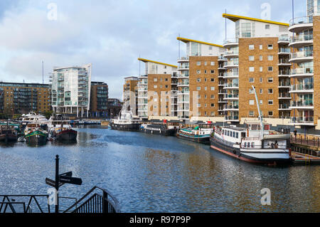 Nuovi appartamenti e barche al bacino di Limehouse nell'East End di Londra, Regno Unito Foto Stock