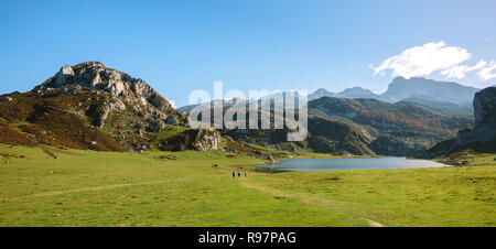 Valle con il lago tra le montagne Foto Stock