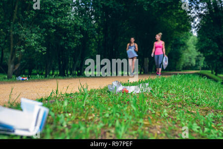 Due ragazze facendo plogging Foto Stock