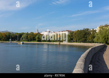 Vista panoramica presso il fiume Svisloch e parco verde nel centro di Minsk, Bielorussia Foto Stock