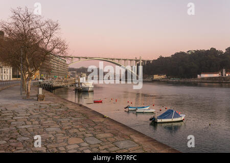 Ponte da Arrabida Bridge vista al tramonto, Porto, Portogallo Foto Stock