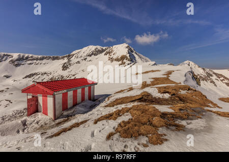 Rifugio Alpino d'inverno. Monti Fagaras, Romania Foto Stock
