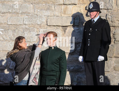 Josh O'Connor e Ben Daniels film una scena per il dramma di Netflix a Caernarfon Castle. Il principe Carlo è accolto a Caernarfon Castle da Anthony Armstong-Jones, Lord Snowdon Conestabile di Caernarfon Castle, prima della sua investitura. Dotato di: Ben Daniels dove: Caernafon, Gwynedd, Regno Unito quando: 18 Nov 2018 Credit: WENN.com