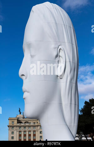 Julia, marmo bianco scultura di Jaume da Plensa a in Plaza Colon, Madrid, Spagna Foto Stock