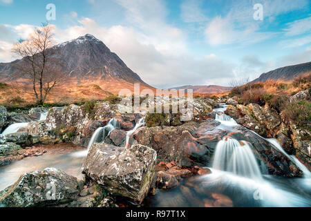 Cascate a Buachaille Etive Mor a Glencoe nelle Highlands scozzesi Foto Stock