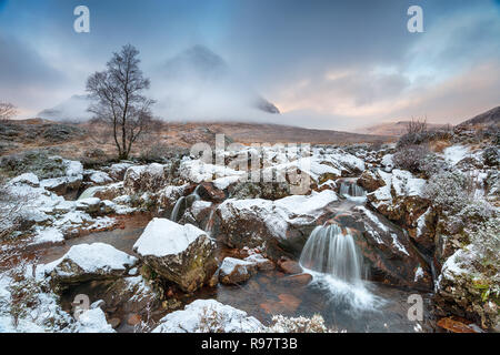 Belle cascate a Glen Etive nelle highlands scozzesi Foto Stock