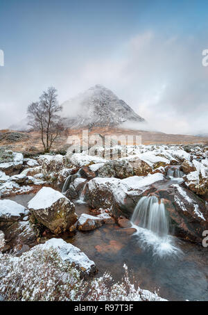 Bella cascata a Glen Etive a Glencoe nelle Highlands della Scozia Foto Stock