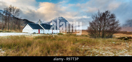 Una vista panoramica di Blackrock cottage a Glencoe nelle Highlands della Scozia Foto Stock