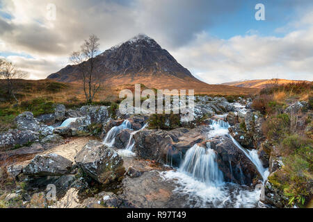 La cascata a Buachaille Etive Mor a Glencoe nelle Highlands della Scozia Foto Stock