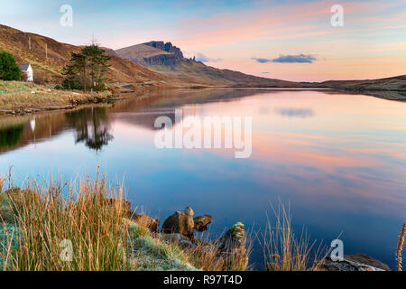 Bellissima alba sopra Loch Fada sull'Isola di Skye con il vecchio uomo di Storr a distanza Foto Stock