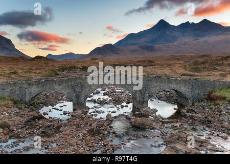 Il vecchio ponte di Sligachan sull'Isola di Skye in Scozia Foto Stock