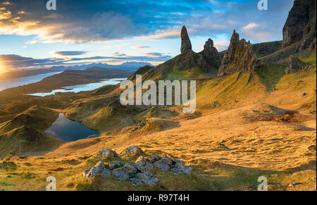 Sunrise sopra il vecchio uomo di Storr pinnacoli di roccia sull'isola di Skye in Scozia Foto Stock