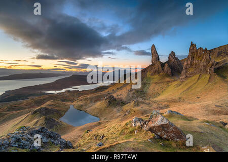 Alba presso il vecchio uomo di Storr formazioni rocciose sull'Isola di Skye in Scozia Foto Stock