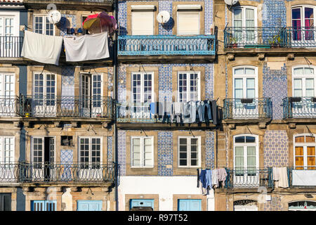 Street view sulle belle vecchie costruzioni con piastrelle portoghesi azulejo sulle facciate nella città di Porto, Portogallo Foto Stock