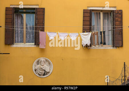 Servizio lavanderia appendere fuori di una tipica facciata veneziana, Venezia, Italia Foto Stock