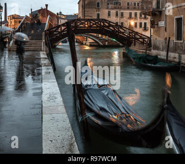 Parcheggiato gondole a canale laterale a Rainy day a Venezia, Italia Foto Stock