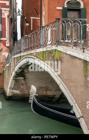 Tradizionale gondola veneziana sul lato canale di Venezia, Italia Foto Stock