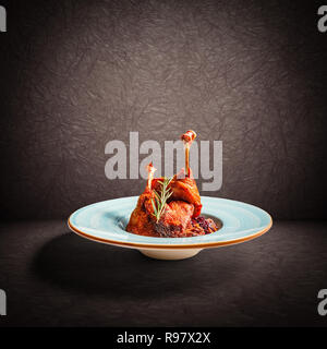 Anatra confit gambe e cavolo rosso con figure Foto Stock