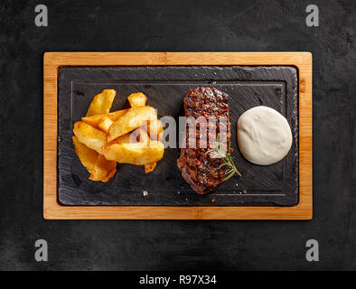 Una maturazione di Controfiletto Argentino bistecca con patate dorate e salsa al gorgonzola Foto Stock