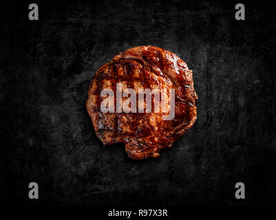 Maturato argentino ribeye su sfondo nero Foto Stock