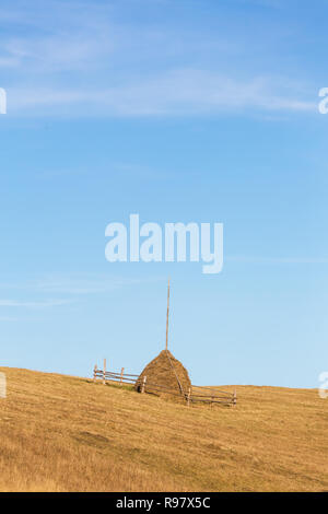 Pagliaio sul bellissimo paesaggio autunnale in montagna dei Carpazi nella soleggiata giornata autunnale, Ucraina Foto Stock