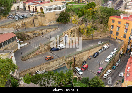 Napoli, Italia - 2 Dicembre 2017: strada curva a Napoli centro, Italia. Foto Stock