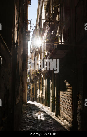 Strada stretta vista in Napoli città vecchia, Italia. Foto Stock
