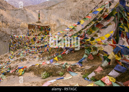 Buddista Tibetana bandiere di preghiera e la preghiera le ruote a Darjeeling, India. Tradizionalmente il mantra Om mani padme Hum è scritto in sanscrito sul outsi Foto Stock