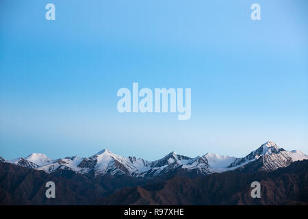 Cime innevate del grande gamma himalayana nella regione del Ladakh, India. Bel mattino paesaggio montano sullo sfondo Foto Stock