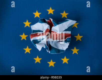 Il simbolo del Regno Unito, sgualciti nel mezzo del simbolo dell'UE. Foto Stock