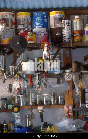 Un assortimento di lattine e vasetti in tuttofare'S WORKSHOP O GARAGE Foto Stock