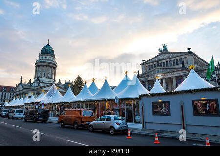 Berlino, Germania - 18 dicembre 2018: Gendarmenmarkt Mercatino di Natale di Berlino, Germania. Uno dei più famosi mercatini di Natale in Europa Foto Stock