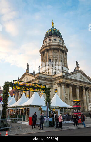 Berlino, Germania - 18 dicembre 2018: Gendarmenmarkt Mercatino di Natale di Berlino, Germania. Uno dei più famosi mercatini di Natale in Europa Foto Stock