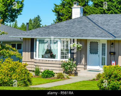 Bella casa di famiglia in una giornata di sole a Vancouver in Canada. Foto Stock