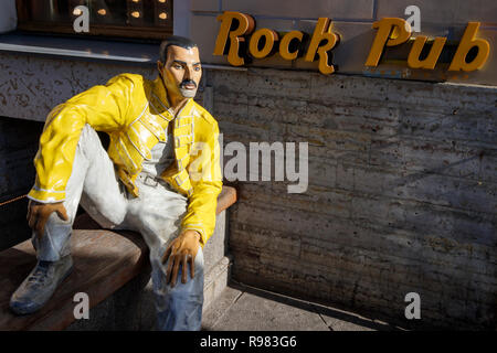 Statua di British il cantante rock Freddie Mercury della regina, al di fuori del Rock Pub sulla Nevsky Prospekt, San Pietroburgo, Russia. Foto Stock