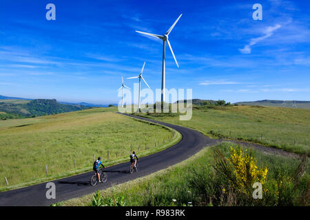 I ciclisti sulla passeggiata nel Cezallier wind farm, Puy de Dome reparto, Auvergne Rhone Alpes, Francia Foto Stock