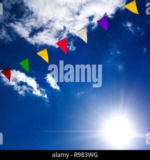 Bandierine multicolori con cielo blu, Francia Foto Stock