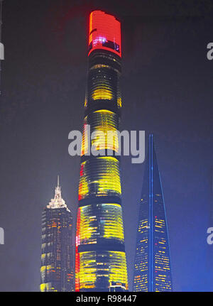 Grattacieli nel distretto finanziario di Pudong di Shanghai di notte includono, da sinistra a destra: Torre Jinmao, Shanghai Tower e il World Financial Center Foto Stock