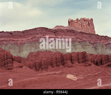 Il grigio-verde formazione Chinle è un suggestivo contrasto con il rosso strati al di sopra e al di sotto di . Il castello vicino al Capitol Reef Visitor Center è uno dei Foto Stock