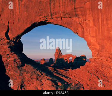 La torretta Arch visto attraverso la finestra del Nord a sunrise. Foto Stock