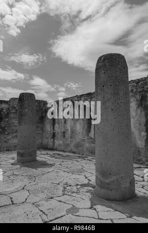 Colonne antiche e altre rovine a Mitla, in Oaxaca, Messico Foto Stock